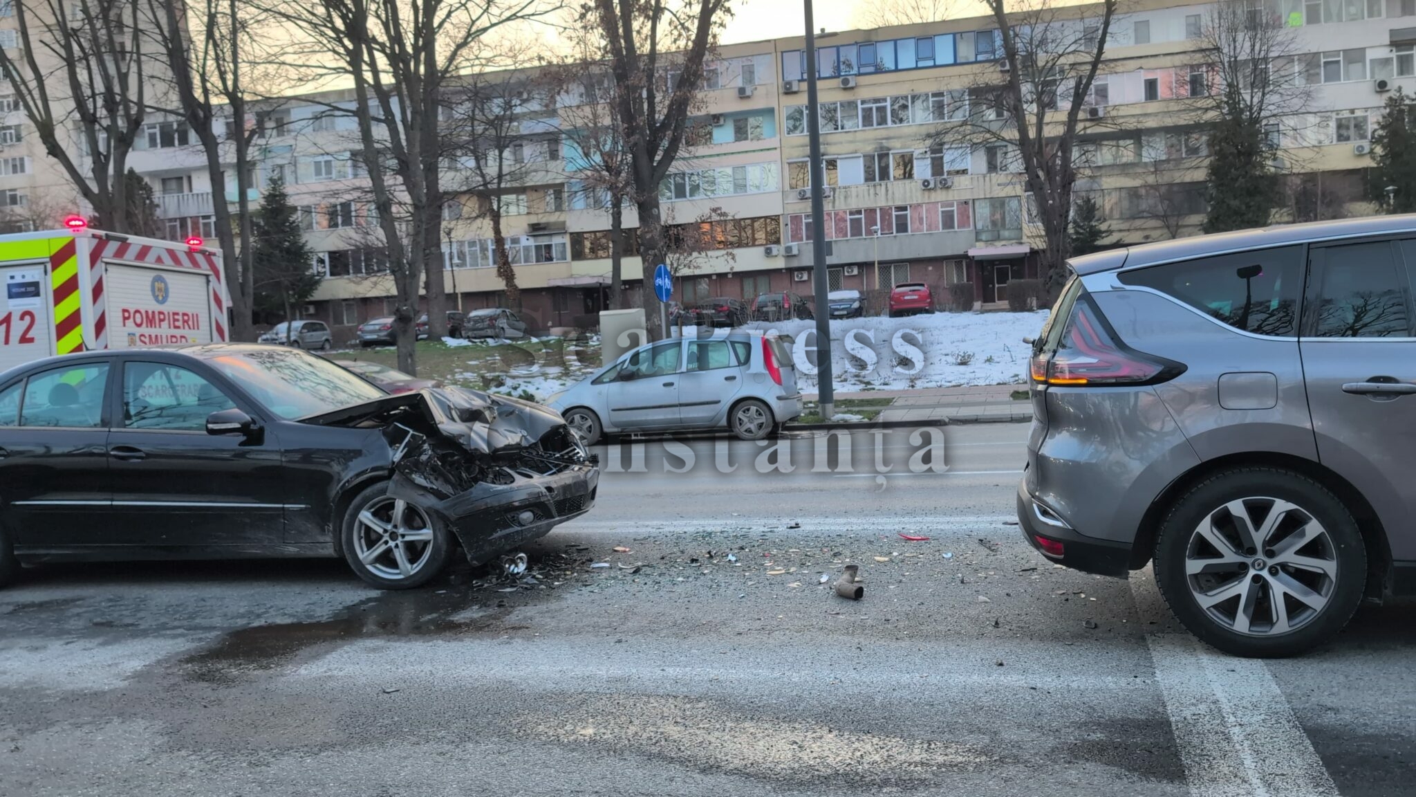 FOTO VIDEO Accident aproape de Filicori, lângă Parcul Tăbăcărie din Constanța / Un Mercedes e distrus /Victimă cu atac de panică UPDATE WhatsApp Image 2025 02 22 at 17.23.18