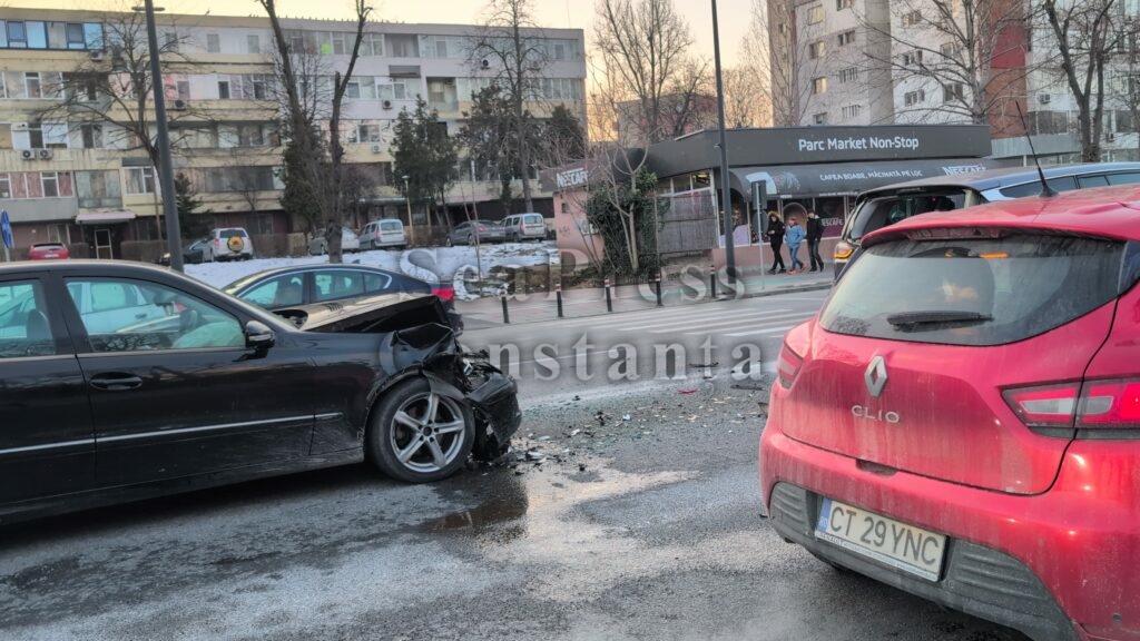 FOTO VIDEO Accident aproape de Filicori, lângă Parcul Tăbăcărie din Constanța / Un Mercedes e distrus /Victimă cu atac de panică UPDATE WhatsApp Image 2025 02 22 at 17.23.19 1