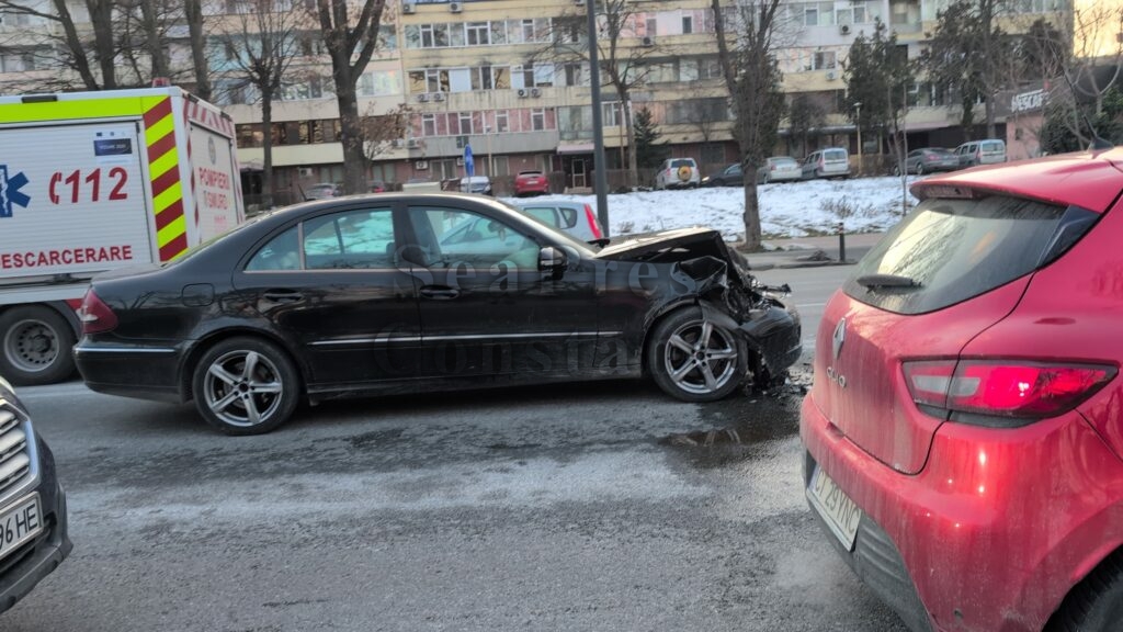 FOTO VIDEO Accident aproape de Filicori, lângă Parcul Tăbăcărie din Constanța / Un Mercedes e distrus /Victimă cu atac de panică UPDATE WhatsApp Image 2025 02 22 at 17.23.20