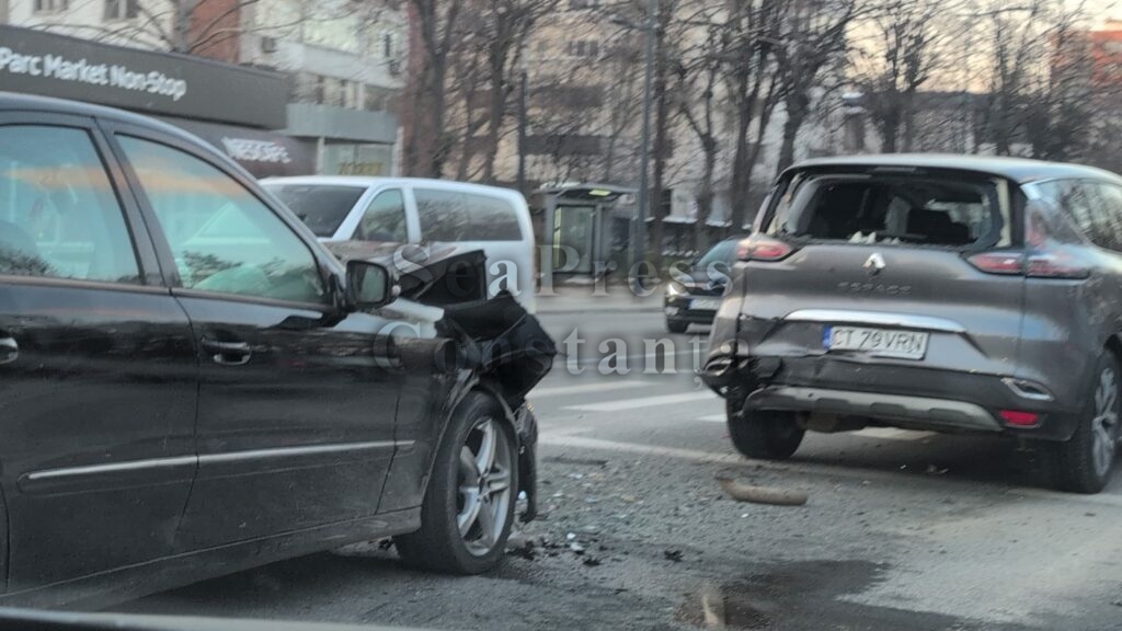 FOTO VIDEO Accident aproape de Filicori, lângă Parcul Tăbăcărie din Constanța / Un Mercedes e distrus /Victimă cu atac de panică UPDATE WhatsApp Image 2025 02 22 at 17.23.25