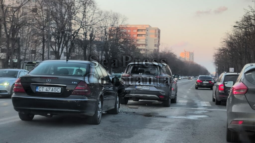 FOTO VIDEO Accident aproape de Filicori, lângă Parcul Tăbăcărie din Constanța / Un Mercedes e distrus /Victimă cu atac de panică UPDATE WhatsApp Image 2025 02 22 at 17.23.26 2