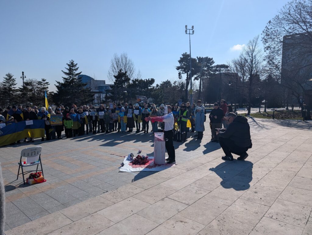 FOTO VIDEO Protest pentru Ucraina, în Parcul Arheologic din Constanța, la trei ani de la invazie WhatsApp Image 2025 02 23 at 14.21.54