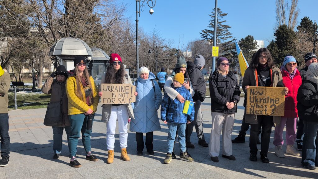 FOTO VIDEO Protest pentru Ucraina, în Parcul Arheologic din Constanța, la trei ani de la invazie WhatsApp Image 2025 02 23 at 14.23.28 1