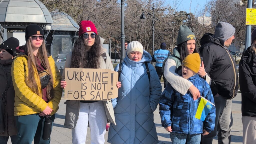 FOTO VIDEO Protest pentru Ucraina, în Parcul Arheologic din Constanța, la trei ani de la invazie WhatsApp Image 2025 02 23 at 14.23.28 2