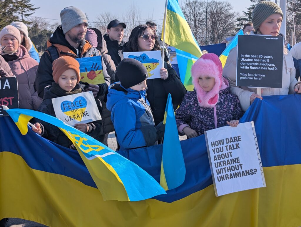 FOTO VIDEO Protest pentru Ucraina, în Parcul Arheologic din Constanța, la trei ani de la invazie WhatsApp Image 2025 02 23 at 14.26.47