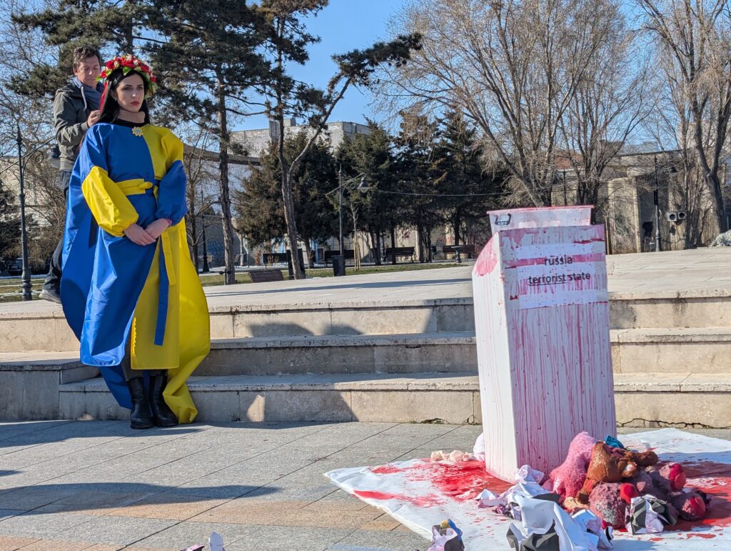 FOTO VIDEO Protest pentru Ucraina, în Parcul Arheologic din Constanța, la trei ani de la invazie WhatsApp Image 2025 02 23 at 14.28.20