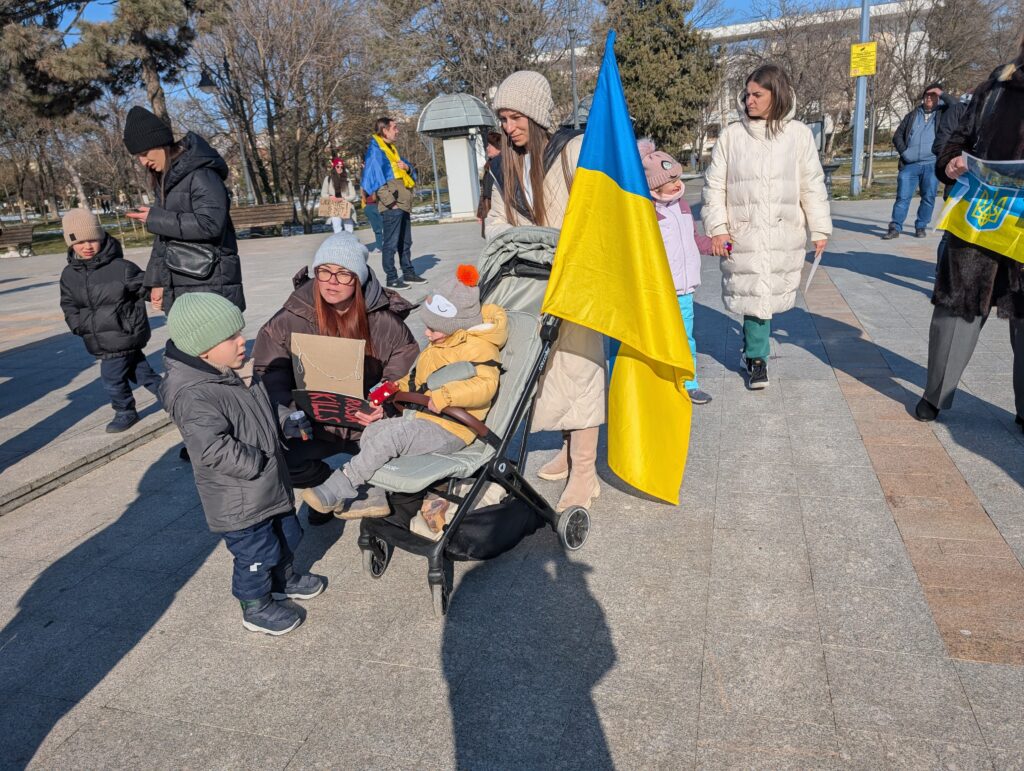 FOTO VIDEO Protest pentru Ucraina, în Parcul Arheologic din Constanța, la trei ani de la invazie WhatsApp Image 2025 02 23 at 14.33.09