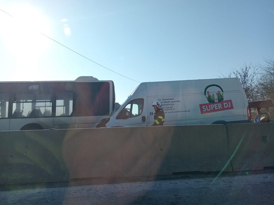 Accident pe DN 1: Coliziune între un autobuz și o dubă / A fost solicitat elicopterul SMURD accident dn1