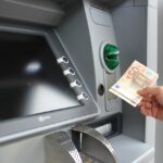 Bărbat cercetat pentru că şi-a însuşit 7.200 de euro pe care i-a găsit în fanta unui bancomat atm pixabay