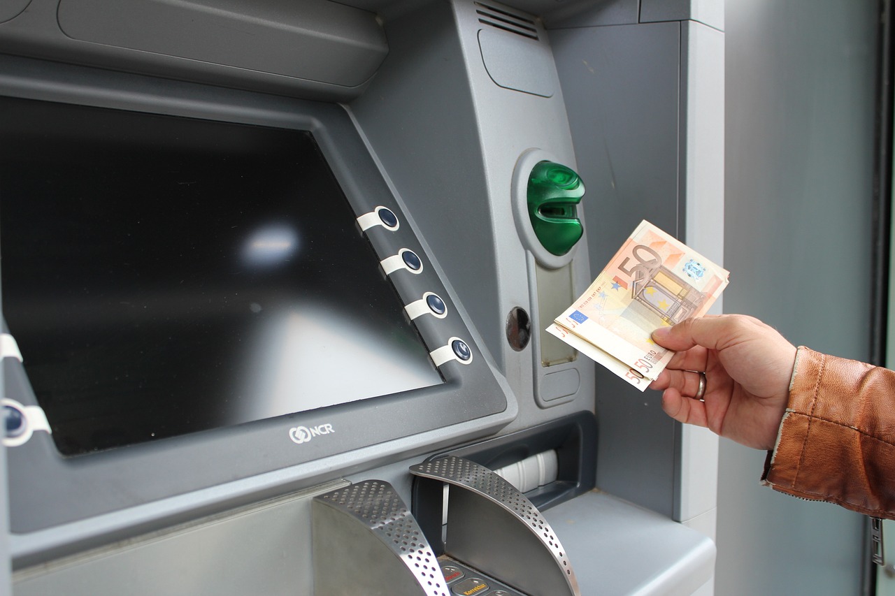 Bărbat cercetat pentru că şi-a însuşit 7.200 de euro pe care i-a găsit în fanta unui bancomat atm