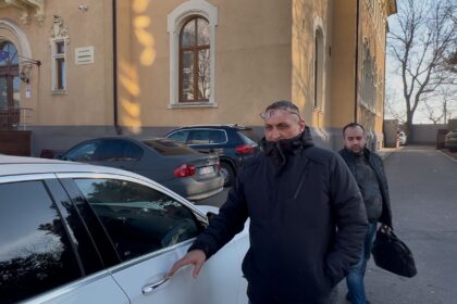 FOTO VIDEO Polițistul care l-a favorizat pe „Șacalul” a plecat liber, cu mașina, de la Judecătoria Constanța bd851a85 90a8 467d 885f 7a88c8446aeb
