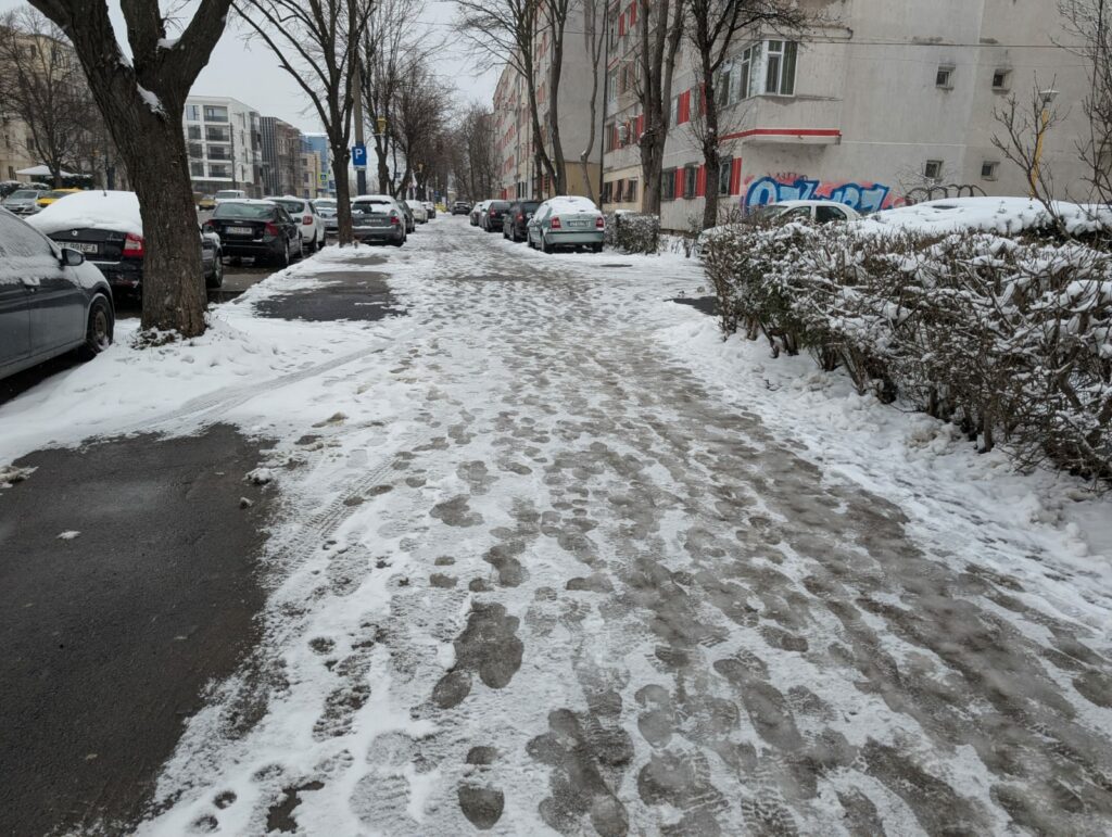 FOTO VIDEO Trotuarele din Constanța s-au transformat în patinoare, în urma Codului Galben de ninsori becee5b2 96d7 41b1 ad3f f8fea506beee