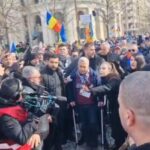 VIDEO Călin Georgescu a ajuns în cârje la protestul din Capitală cg carje