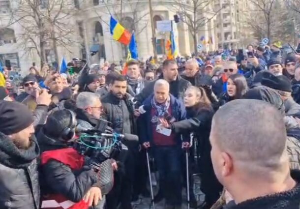 VIDEO Călin Georgescu a ajuns în cârje la protestul din Capitală cg carje