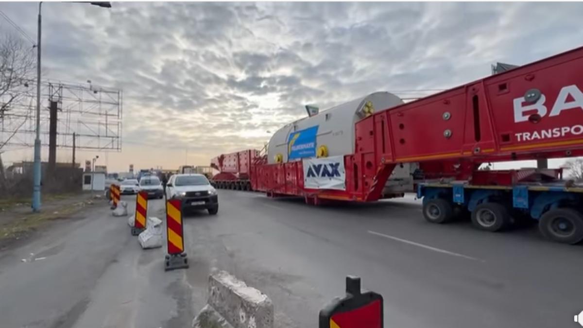 VIDEO A intrat în țară cel mai mare transport agabaritic care a rulat până acum pe rețeaua rutieră din România cnair transport agabaritic