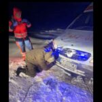 FOTO VIDEO O ambulanță a rămas blocată la Viroaga în timp ce se deplasa către un decedat eff8d163 acce 48cd 838a 35a25e372c61