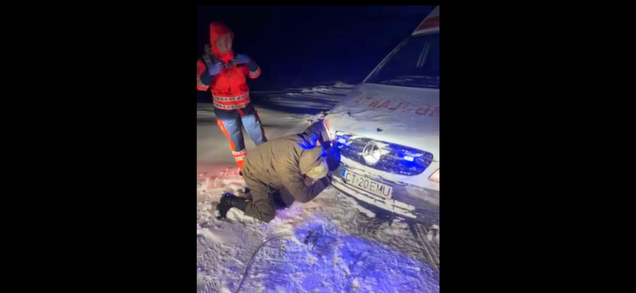 FOTO VIDEO O ambulanță a rămas blocată la Viroaga în timp ce se deplasa către un decedat eff8d163 acce 48cd 838a 35a25e372c61