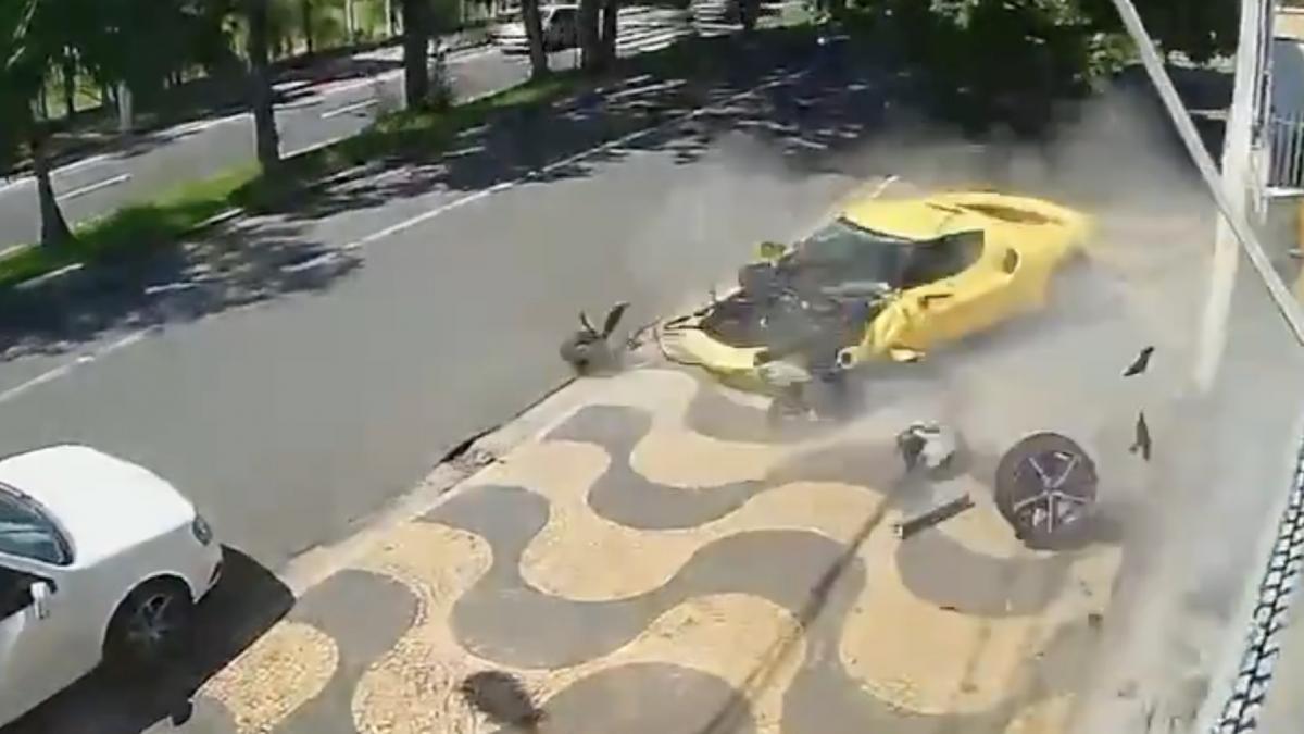 Momentul în care angajatul unui showroom auto face praf un Ferrari, după ce intră cu viteză într-un gard VIDEO