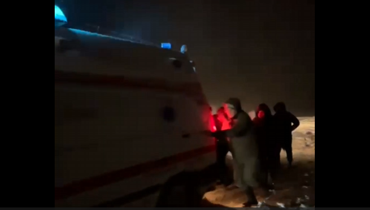 FOTO VIDEO O ambulanță a rămas blocată la Viroaga în timp ce se deplasa către un decedat ff 2