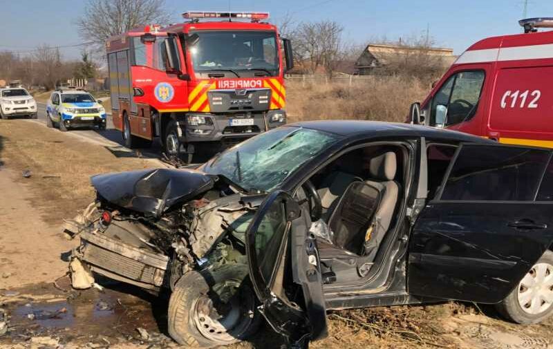 Un bărbat de 54 de ani a murit, iar alte trei persoane au fost rănite, după ce două mașini s-au izbit isu vaslui accident e1740310306578