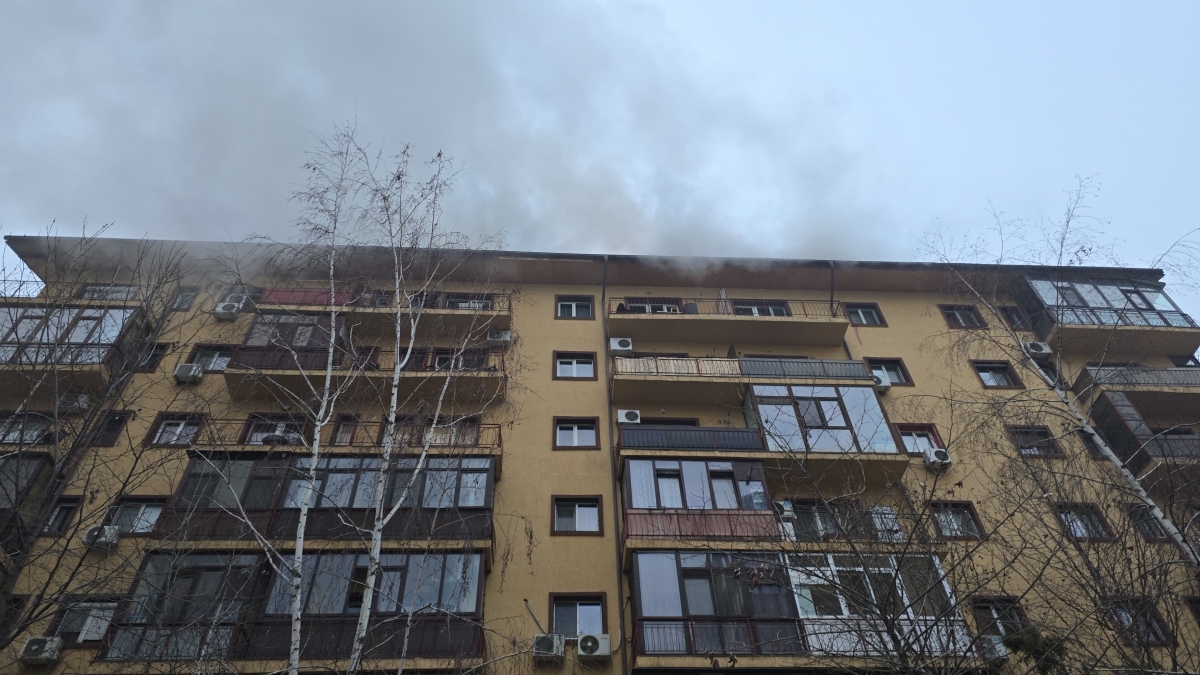 FOTO VIDEO Un bloc a luat foc, lângă București/ Pompierii intervin cu 10 autospeciale media 174071999444524500