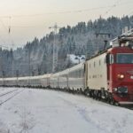 Traficul feroviar este blocat după ce un tren a deraiat între stațiile Mălnaș Băi și Bicsadu Oltului tren iarna