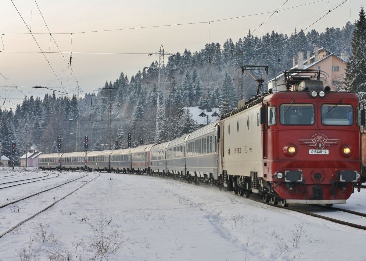 Traficul feroviar este blocat după ce un tren a deraiat între stațiile Mălnaș Băi și Bicsadu Oltului tren iarna