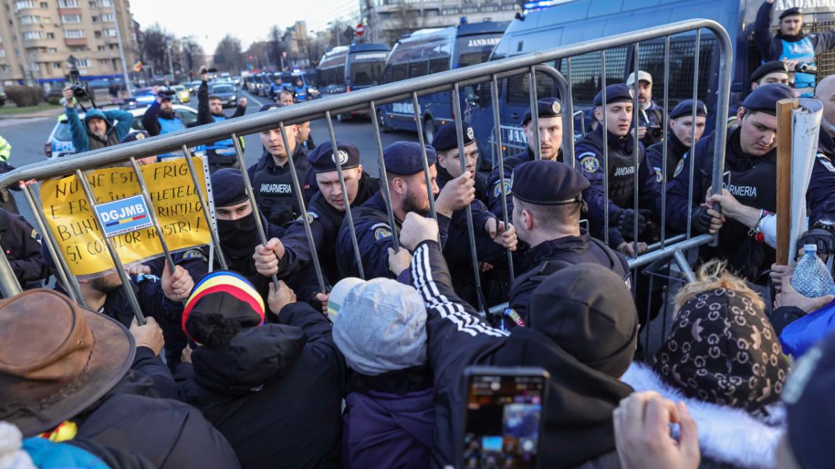 Val de instigări la violență pe Tik Tok pentru protestul de sâmbătă/ Susținătorii lui Călin Georgescu cheamă la ”vărsare de sânge” val de instigari la violenta pe tik tok pentru protestul de sambata sustinatorii lui calin georgescu cheama la varsare de sange 953463