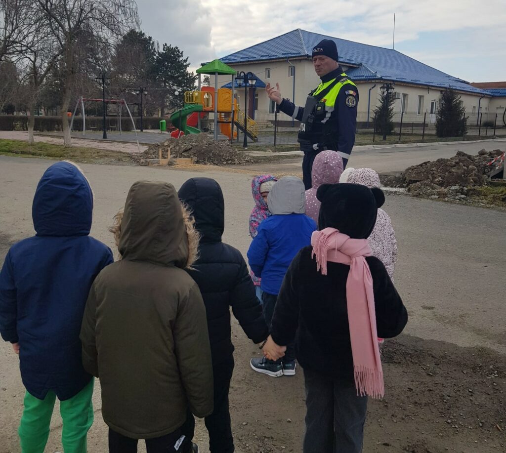 Polițiștii rutieri, în vizită la preșcolarii de la Grădinița Târgușor 0271e791 ff8b 4cef 9711 7b2632389abe