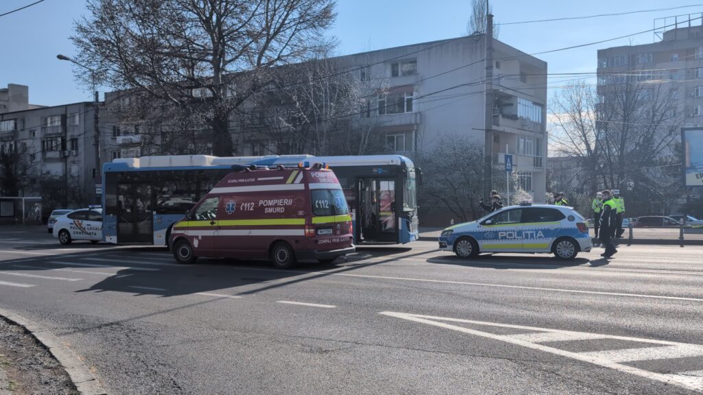 FOTO VIDEO Un pieton a fost lovit de un autobuz, pe bulevardul Tomis 0afacb4b ee22 43f5 b948 4b9888726580