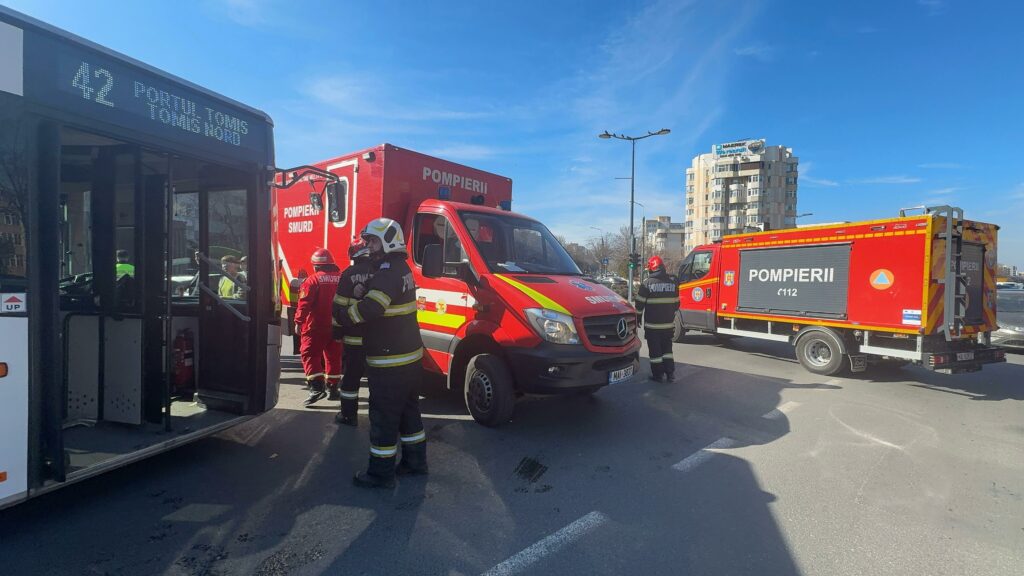 FOTO VIDEO O mașină și un autobuz s-au lovit în intersecția dintre bulevardele Alexandru Lăpușneanu și Tomis 10f05f66 ad26 4650 8445 16da45d7e475