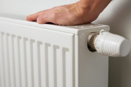 Atenție, constănțeni! Se oprește furnizarea căldurii în municipiu 1707307965 mezczyzna sprawdza temperature stalowego grzejnika na scianie