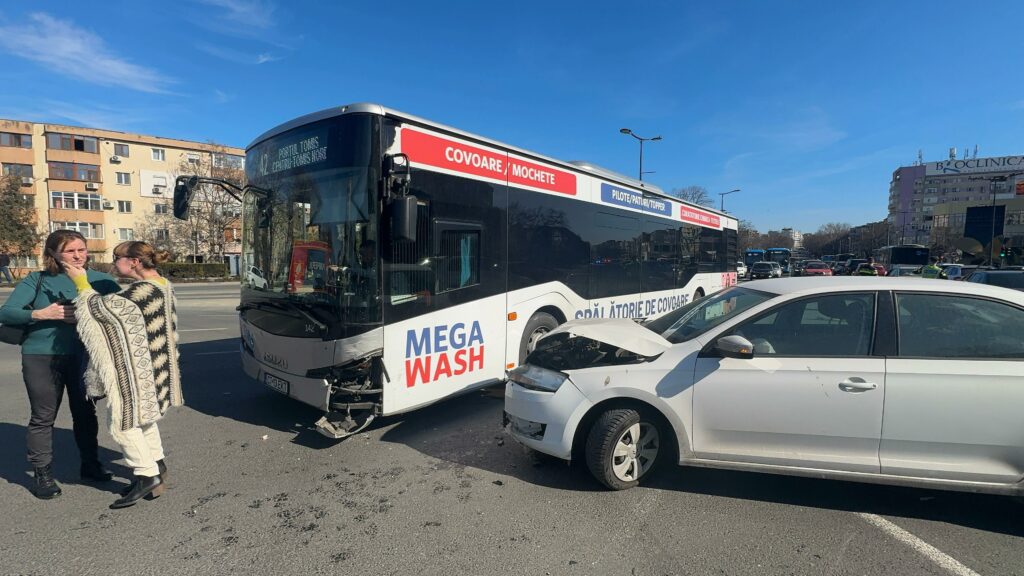 FOTO VIDEO O mașină și un autobuz s-au lovit în intersecția dintre bulevardele Alexandru Lăpușneanu și Tomis 18e4dd2f 8cf4 4009 be5b 30cb3bba2a68