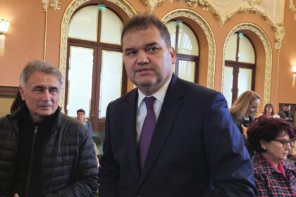 Românii nu-și vor mai putea cumpăra mașini până nu-și achită datoriile la stat. Cum vrea Guvernul să colecteze mai multe taxe 2209b6b3 ff72 4bd0 9b20 8ebd4e1d7cf2