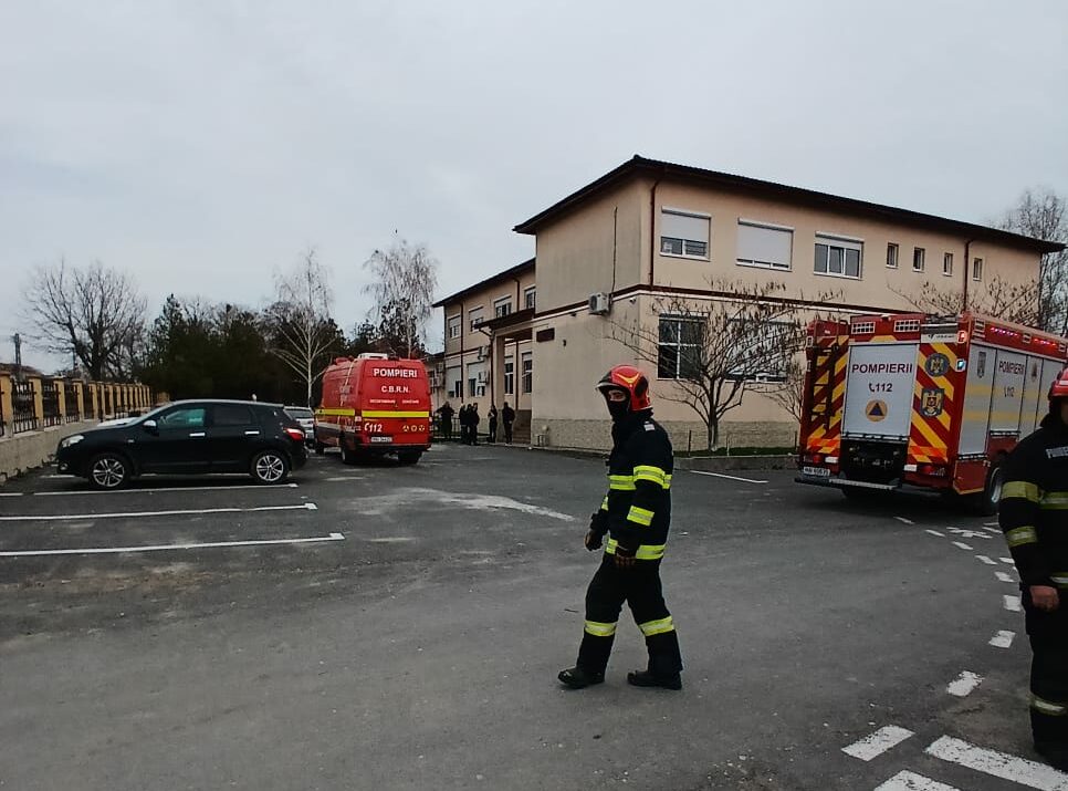 FOTO VIDEO Alertă! Sute de elevi evacuați la o școală din Cuza Vodă din cauza unui miros persistent UPDATE 288ddf7e 706f 45f8 bc31 31447d6d5ffd e1741775602899