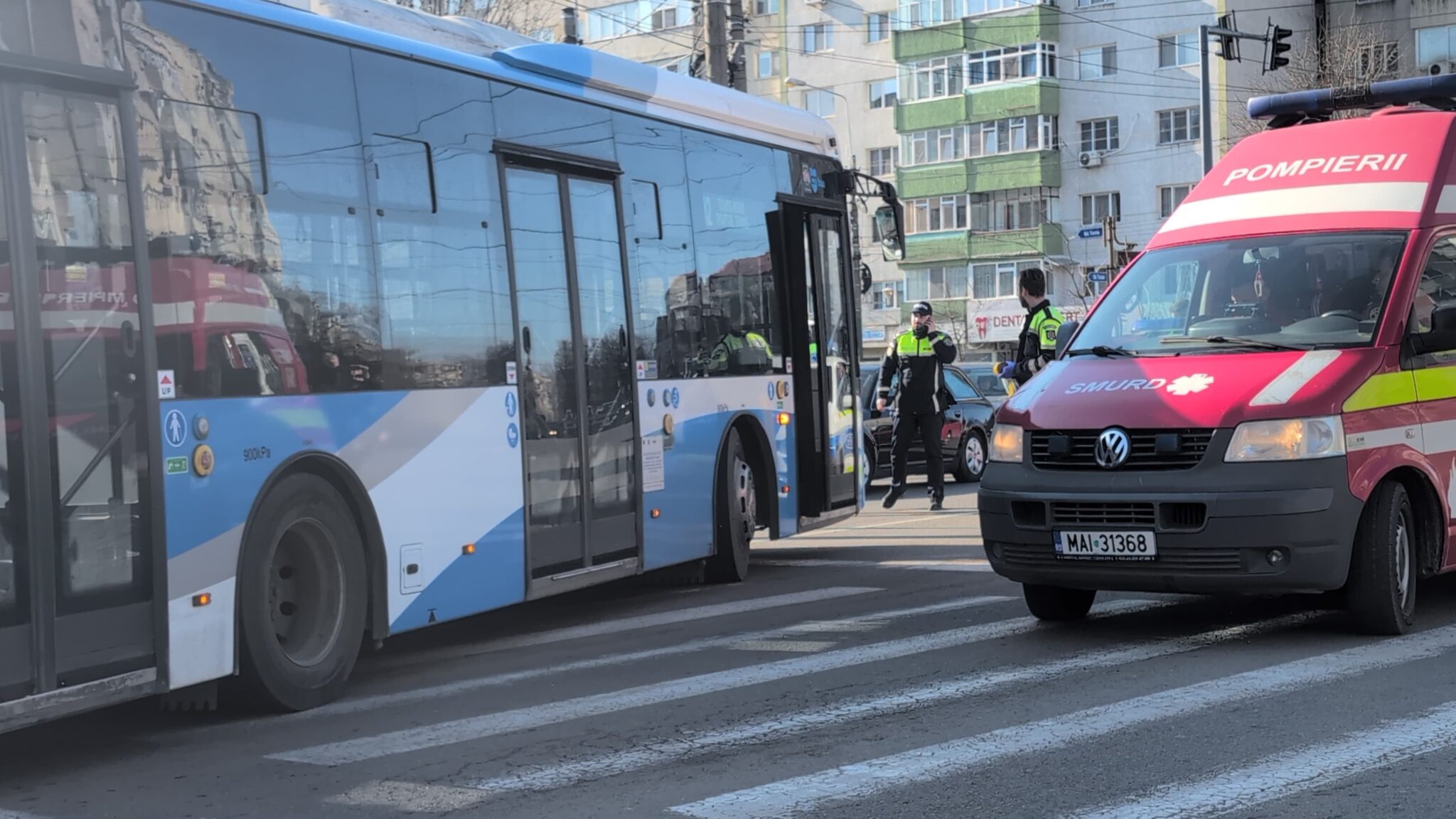 FOTO VIDEO Un pieton a fost lovit de un autobuz, pe bulevardul Tomis 3000fa5a 5c48 4915 bb1f f29ae0367cc8