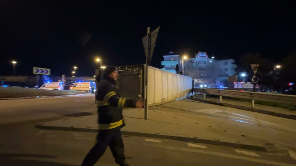 FOTO VIDEO Accident rutier la ieșirea de pe autostrada A4, Ovidiu/ Un TIR care transporta porci s-a răsturnat UPDATE 3321867b 81e9 460b b09d ecc1efed9662