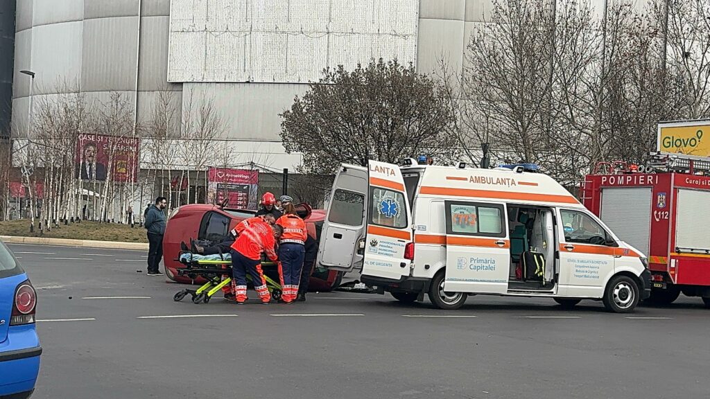 FOTO VIDEO O mașină s-a răsturnat în urma unei coliziuni, la Unirii, în București 457767f4 5b9a 492e 8c0a 5f8e5ca37670