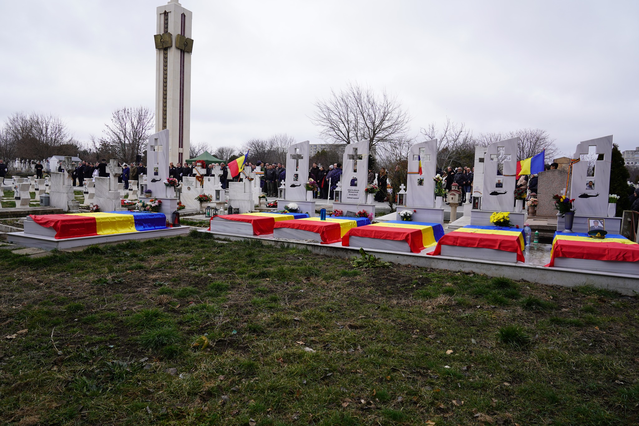 FOTO Ceremonie de comemorare a celor opt militari căzuți la datorie în dublul accident aviatic din martie 2022 480970359 1076229247880140 4856186167190862291 n