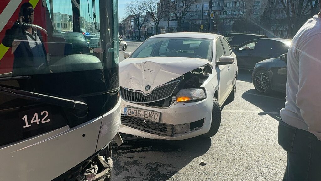 FOTO VIDEO O mașină și un autobuz s-au lovit în intersecția dintre bulevardele Alexandru Lăpușneanu și Tomis 4b3345e7 fc3f 4505 a1e9 566e19b8023b