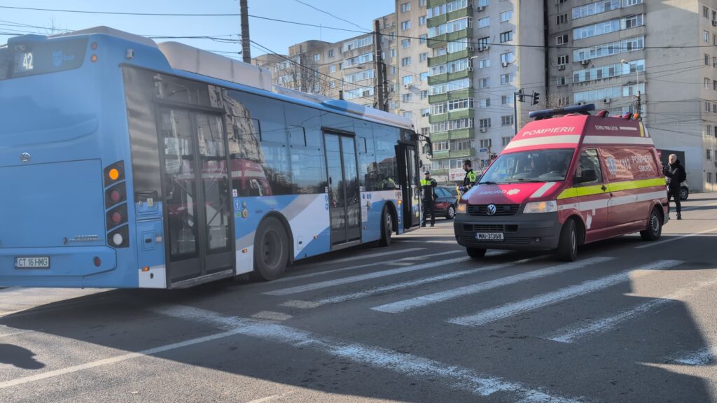 FOTO VIDEO Un pieton a fost lovit de un autobuz, pe bulevardul Tomis 504174a2 a5f1 44c9 a9b0 64487e3600c0