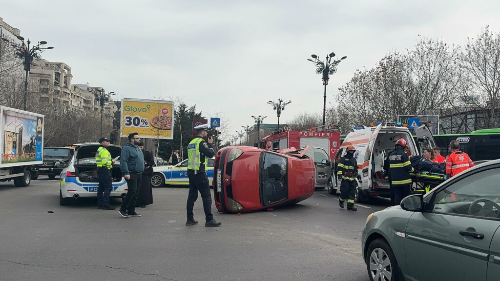 FOTO VIDEO O mașină s-a răsturnat în urma unei coliziuni, la Unirii, în București 519f6b73 0e7b 420f 85ce 54dadfe37036