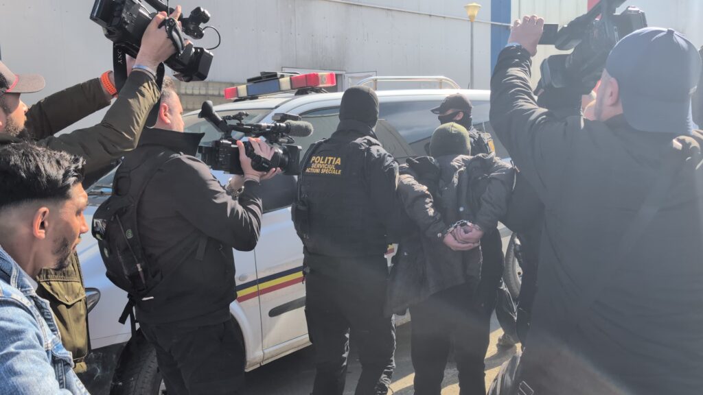 FOTO VIDEO Percheziții în cartierul Henri Coandă/ Bărbat reținut după ce a furat mai multe tablouri de colecție din Italia 3 FOTO VIDEO Percheziții în cartierul Henri Coandă/ Bărbat reținut după ce a furat mai multe tablouri de colecție din Italia 59a82156 383f 42b3 bb1f fe1455d8c616
