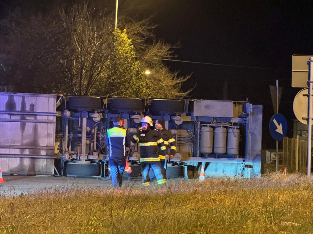 FOTO VIDEO Accident rutier la ieșirea de pe autostrada A4, Ovidiu/ Un TIR care transporta porci s-a răsturnat UPDATE 5c6386dc 2b50 49af a5c5 abb4c706e44a