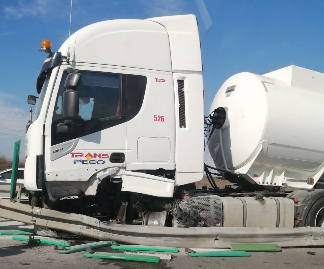 Accident rutier pe A2/ Șoferul unui camion a intrat în parapet 61d920f5 1c82 492d 9a25 812cec10205d