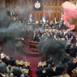 Deputații au aruncat cu grenade fumigene în Parlamentul Serbiei și s-au bătut/ Un deputat e în stare critică 62524910