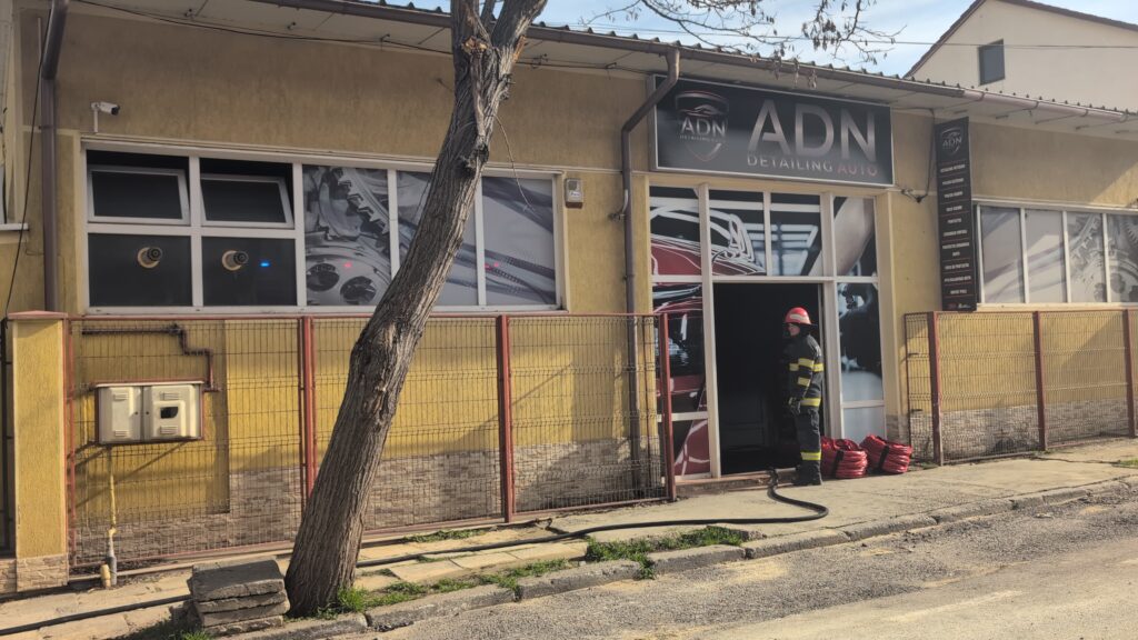 FOTO VIDEO Pericol! Un atelier auto din Constanța s-a inundat cu fum UPDATE 4 FOTO VIDEO Pericol! Un atelier auto din Constanța s-a inundat cu fum UPDATE 62816f9c 9044 41d2 af35 ac3805097873