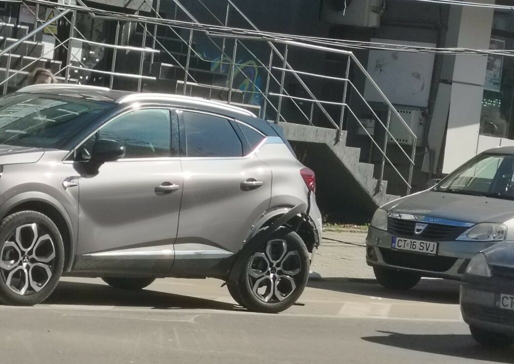 FOTO Accident rutier provocat de un tânăr de 18 ani, în Năvodari/ O victimă transportată la spital 2 FOTO Accident rutier provocat de un tânăr de 18 ani, în Năvodari/ O victimă transportată la spital 76d89d88 dd87 4112 b365 6052a7654f49