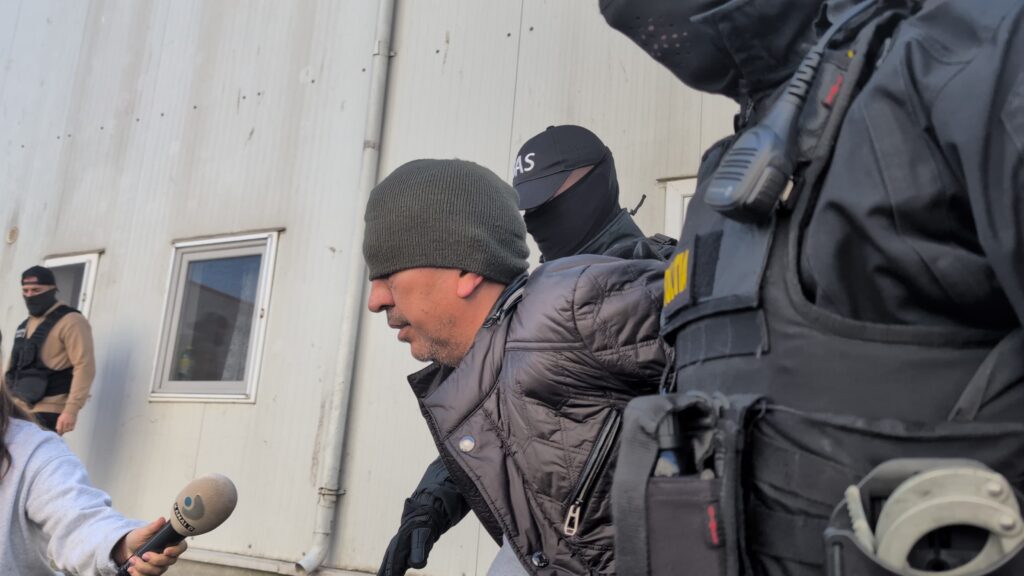FOTO VIDEO Percheziții în cartierul Henri Coandă/ Bărbat reținut după ce a furat mai multe tablouri de colecție din Italia 2 FOTO VIDEO Percheziții în cartierul Henri Coandă/ Bărbat reținut după ce a furat mai multe tablouri de colecție din Italia 7bd88460 2082 4f25 92b7 9dfddb794e00
