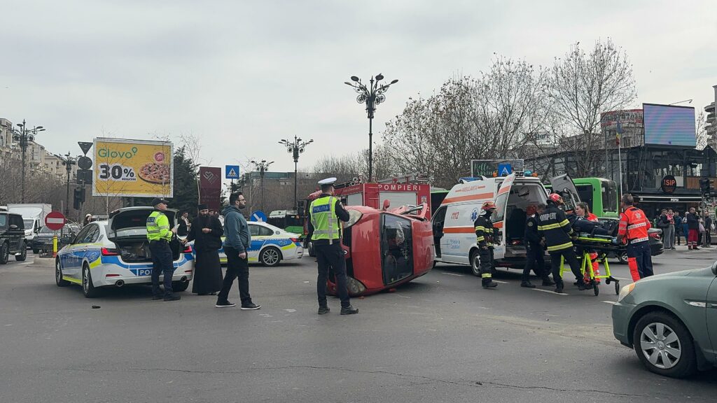 FOTO VIDEO O mașină s-a răsturnat în urma unei coliziuni, la Unirii, în București 7e6fe091 8a0c 4d99 8a16 37d6d27741d4